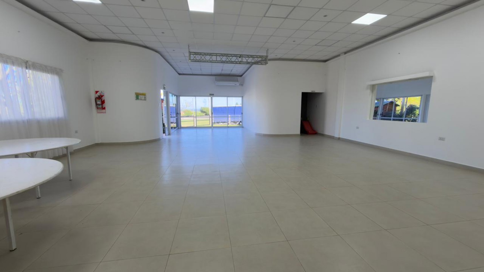 VENTA HERMOSO SALON DE EVENTOS - ZONA TRIANGULAR !!!