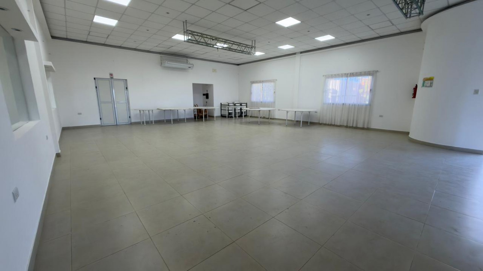 VENTA HERMOSO SALON DE EVENTOS - ZONA TRIANGULAR !!!