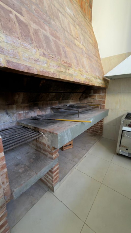 VENTA HERMOSO SALON DE EVENTOS - ZONA TRIANGULAR !!!