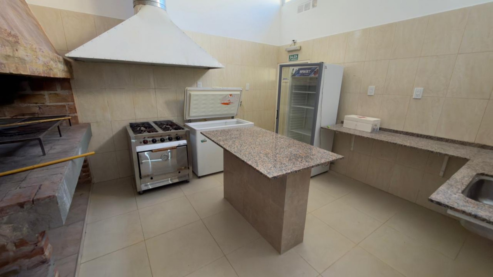 VENTA HERMOSO SALON DE EVENTOS - ZONA TRIANGULAR !!!