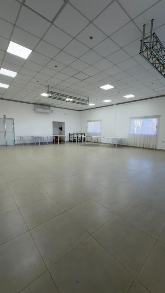 VENTA HERMOSO SALON DE EVENTOS - ZONA TRIANGULAR !!!
