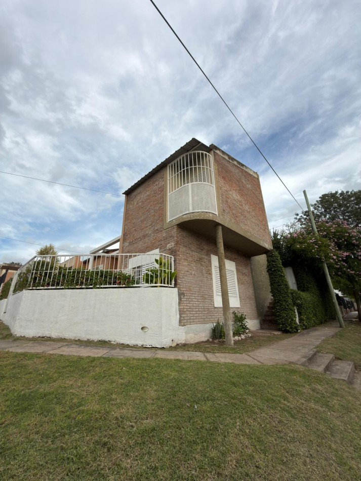 EN VENTA COMODA CASA FAMILIAR EN B° VAIRETTI, LISTA PARA MUDARSE !!!