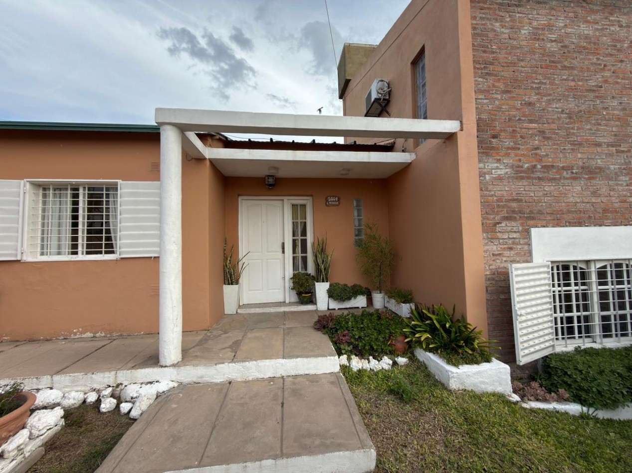 EN VENTA COMODA CASA FAMILIAR EN B° VAIRETTI, LISTA PARA MUDARSE !!!