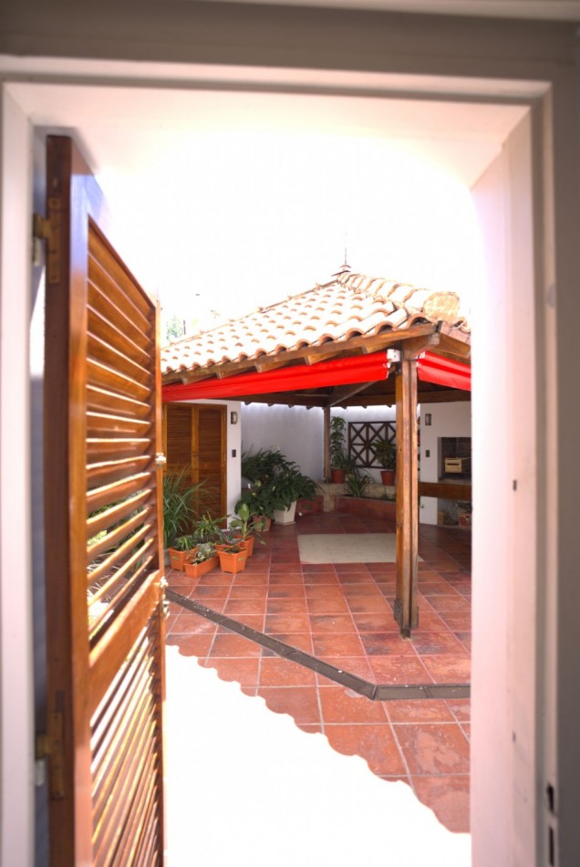 EN VENTA HERMOSA CASA DE 4 DORMITORIOS 