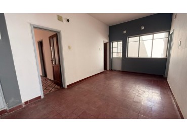 VENTA AMPLIA CASA EN PLANTA BAJA - ZONA CENTRO