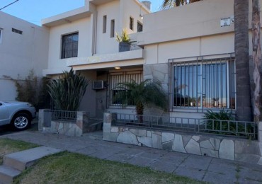 EN VENTA HERMOSA CASA DE DOS PLANTAS - ZONA AV. ALMAFUERTE Y CAPUTTO